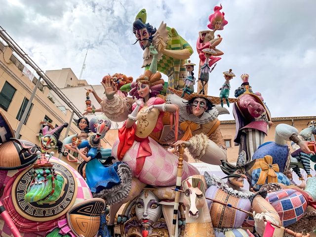 Festivales vibrantes de España en un viaje de color, tradición y celebración